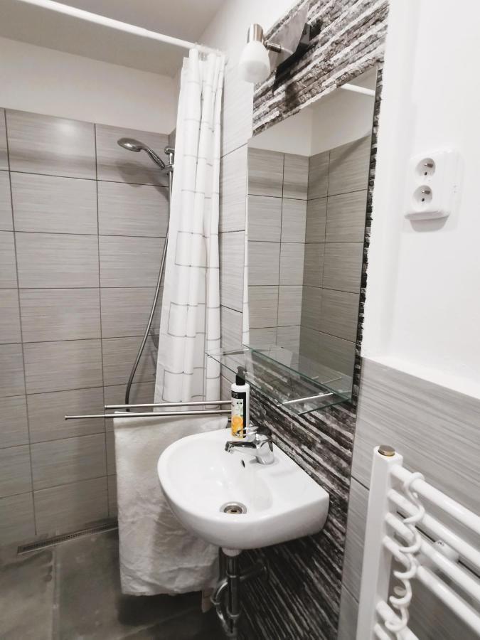 Apt 100 Прага Екстериор снимка
